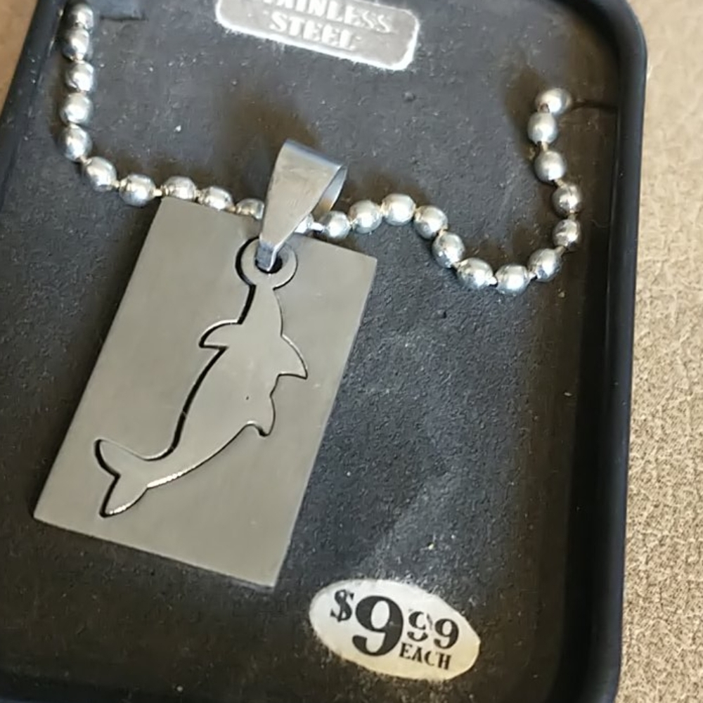 🇨🇦 Shark Dog Tag Necklace - Picture 4 of 4